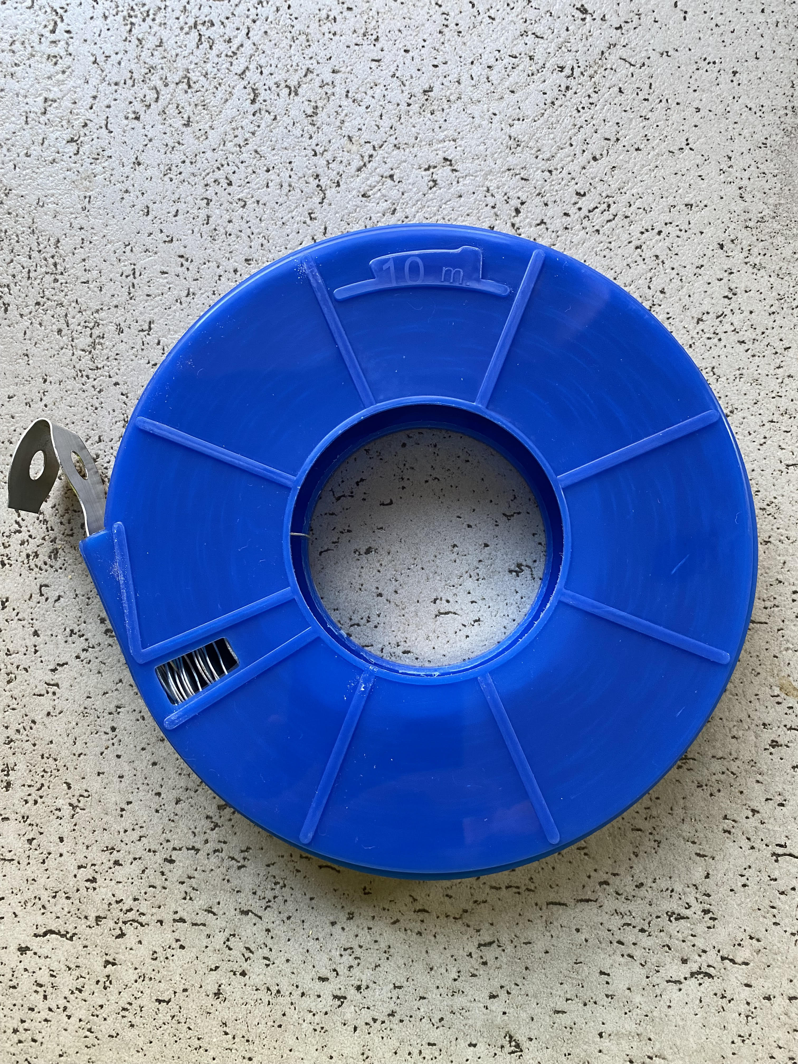 Szerelőszalag, hullámos, horganyzott, 8-as (25mm / 0.6mm / 10m) műanyag tokban